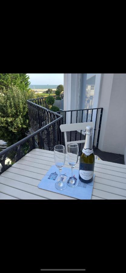 Wight On The Beach, Sleeps 4, Free Off Road Parking, Balcony With Sea Views 라이드 외부 사진