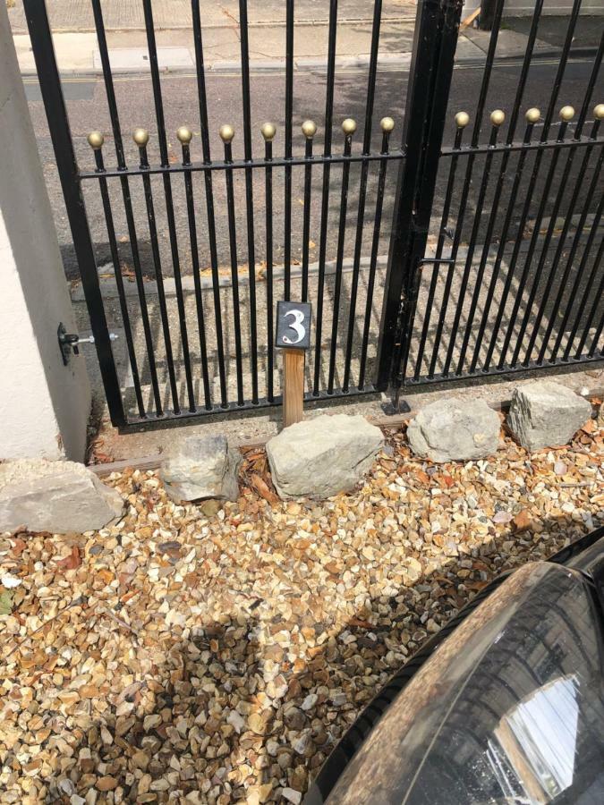 Wight On The Beach, Sleeps 4, Free Off Road Parking, Balcony With Sea Views 라이드 외부 사진