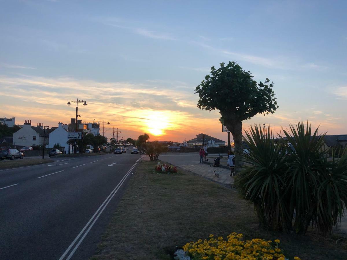 Wight On The Beach, Sleeps 4, Free Off Road Parking, Balcony With Sea Views 라이드 외부 사진