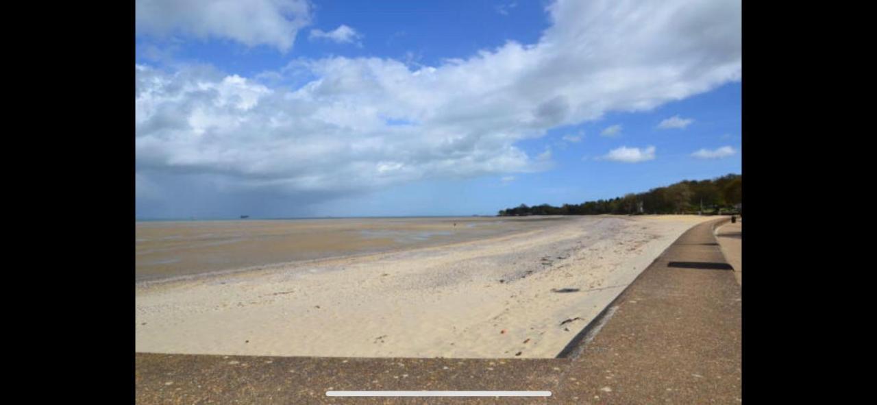 Wight On The Beach, Sleeps 4, Free Off Road Parking, Balcony With Sea Views 라이드 외부 사진
